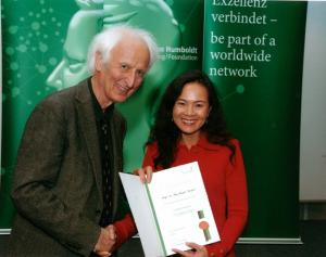 Helmut Schwarz, president of the Alexander von Humboldt Foundation, presents UCSB chemistry professor Thuc-Quyen Nguyen with her Humboldt Research Award.